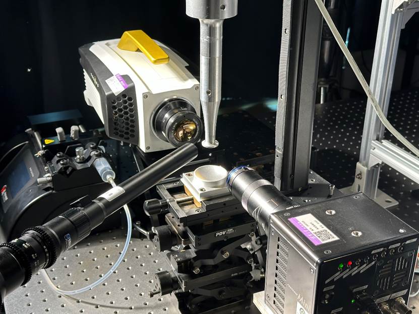 图片包含 室内, 桌子, 电脑, 键盘 AI 生成的内容可能不正确。